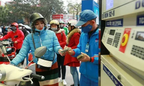 Giá xăng giảm, dầu tăng