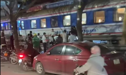 Tài xế xe máy văng hàng chục mét, tử vong sau va chạm với tàu hỏa