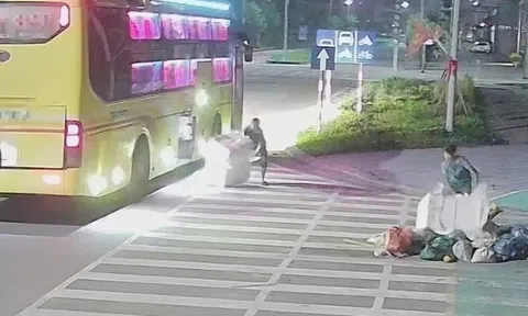 Xử lý nhân viên xe khách giường nằm ngang nhiên xả rác ven đường