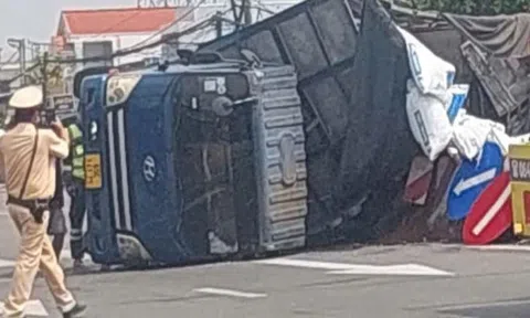 Tránh xe đạp điện, xe tải lật ngang trên quốc lộ