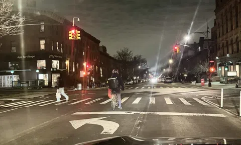 'Lỡ cả đời không rực rỡ thì sao?' và chuyện mưu sinh ở thành phố không ngủ