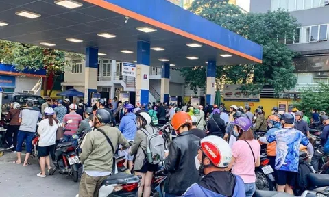 Xếp hàng mua xăng, dầu về tích trữ để dùng dần có bị xử phạt?