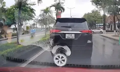 CSGT Quảng Trị xác minh ôtô tiến lùi bất thường giữa đường