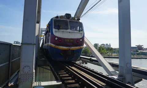 Chuyến tàu đầu tiên đi qua cầu Ghềnh sau 5 ngày đường sắt gián đoạn vì bị sà lan va vào cầu
