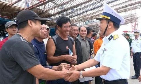 Tàu Hải quân đưa 36 ngư dân Quảng Ngãi vào bờ an toàn