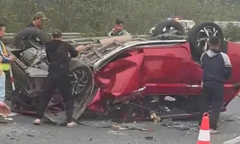 Ôtô con bị 'vò nát' trên cao tốc qua Ninh Bình