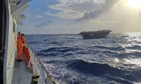 Tàu HQ 950 tham gia cứu nạn 36 ngư dân trên tàu cá bị hỏng máy