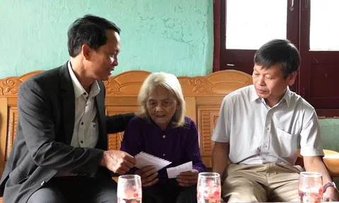 Mang thùng phiếu đến tận nhà để Mẹ Việt Nam anh hùng và cử tri sức khỏe yếu bỏ phiếu bầu cử