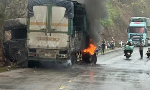 Xe đầu kéo tự gây tai nạn rồi bốc cháy trên quốc lộ