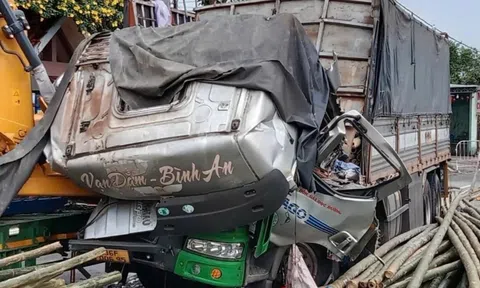 Xe tải biến dạng kỳ quái, phụ xe tử vong