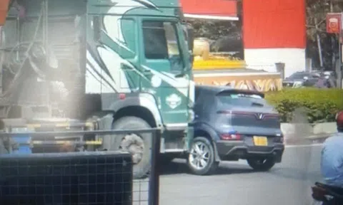 Xe ben 'ủi' ôtô trên đường khiến nhiều người hoảng hồn