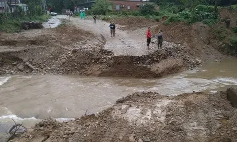 Mưa lớn, nước sông dâng cao cuốn phăng cầu tạm ở Đà Nẵng