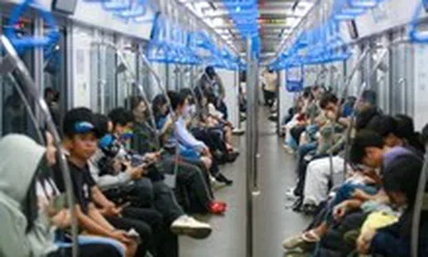 Đi metro số 1 bớt kẹt xe, tiết kiệm hơn khi xăng tăng giá?