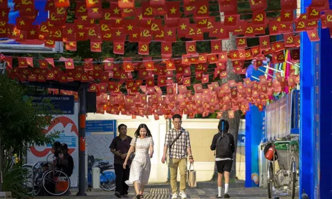 TP.HCM rực rỡ cờ hoa trước ngày bầu cử