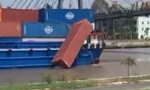 Một container rơi xuống kênh Chợ Gạo ở Đồng Tháp