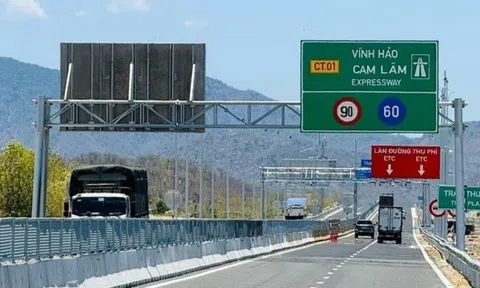 Tai nạn trên cao tốc Cam Lâm - Vĩnh Hảo, gia đình 3 người thương vong