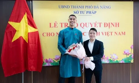 Cầu thủ nhập tịch đi bầu cử: Tự hào thực hiện trách nhiệm công dân