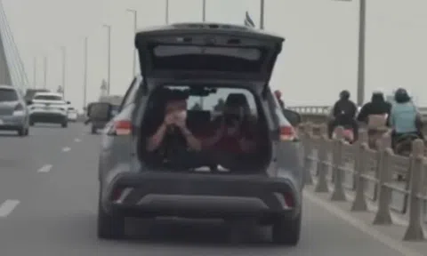 Xử phạt tài xế mở cốp, chở người trong khoang hành lý khi chạy xe