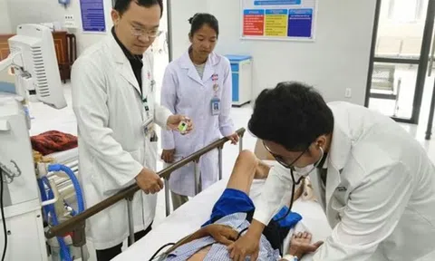 Đang đi du lịch bỗng đột quỵ, người đàn ông chi 300 triệu đồng gọi trực thăng cấp cứu vào bờ