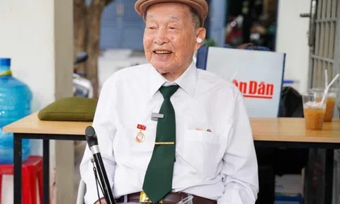 Huyền thoại tình báo Tư Cang đi bỏ phiếu bầu cử ở tuổi 98