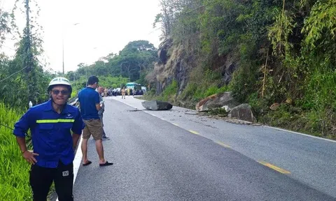 Di chuyển khối đá 16 tấn chênh vênh trên đèo uy hiếp người qua lại