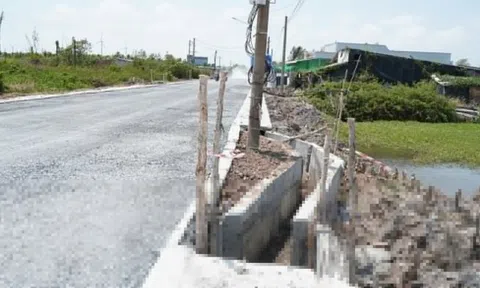 Độc lạ Cà Mau: 1,8 km đường có 36 đoạn rãnh nước