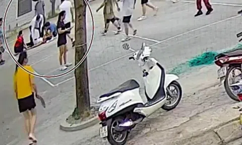 Đang dạo cùng con, bác sĩ kịp cứu người đàn ông ngã quỵ trên sân bóng