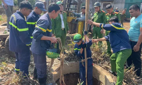 Công an giải cứu bé trai rơi xuống giếng sâu hun hút ở Đắk Lắk