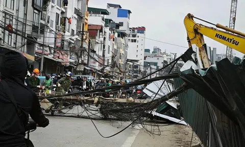 Cột điện bất ngờ đổ chắn ngang đường La Thành