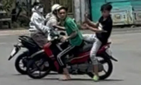 Hai người đi xe máy bị đuổi đánh trên đường ở TP.HCM