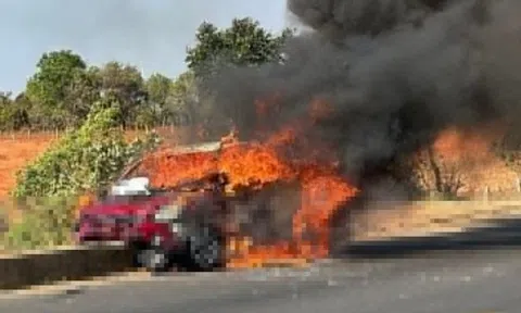 Ôtô 5 chỗ cháy dữ dội trên đường ven biển