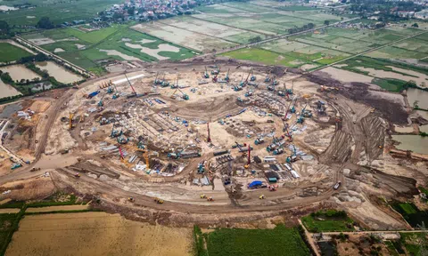 Toàn cảnh sân vận động lớn bậc nhất thế giới sau 3 tháng khởi công