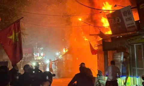 Ngôi nhà trên phố Định Công Hạ cháy dữ dội
