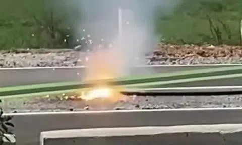 Dây điện đứt rơi xuống đường cháy nổ như pháo hoa