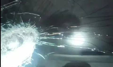 Nhiều ôtô vỡ kính khi chạy trên cao tốc qua Quảng Trị, nghi bị ném đá