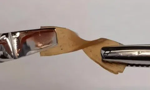 Tạo ra loại vật liệu “bất khả thi” từ sự kết hợp không ngờ giữa thủy tinh và nhựa