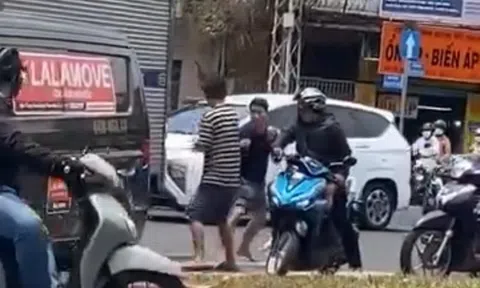 Hai tài xế đánh nhau chảy máu đầu giữa đường ở TP.HCM