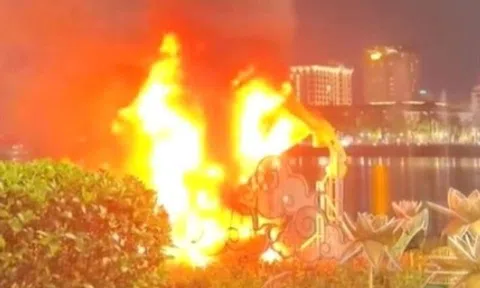 Linh vật ngựa tại Công viên Thương Bạc bất ngờ bốc cháy