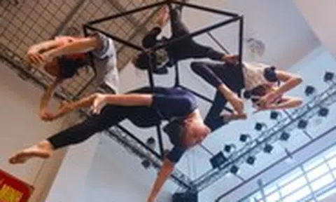 Những người trẻ chọn nghề 'treo mình' lên trời