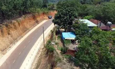 Đồng Nai yêu cầu kiểm tra, xử lý thêm vụ hạ cốt nền khiến nhà dân cheo leo