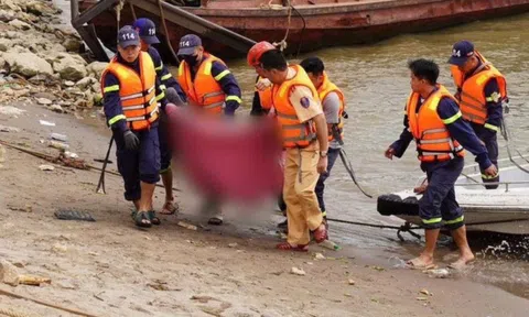 Lật tàu hút cát trên sông Hồng, một người chết