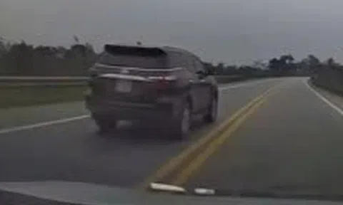 Tài xế xe biển xanh vượt ẩu trên cao tốc Nội Bài - Lào Cai