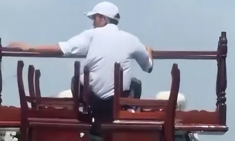 Phạt tài xế xe biển xanh chở người ngồi chênh vênh trên xe