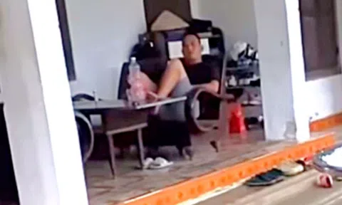 Xử phạt tài xế đỗ chắn đường, ngồi hiên nhà nói ‘lùi xe mà đi’