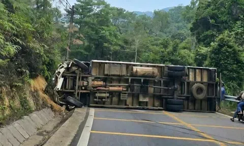 Xe tải lật chắn ngang đường, đèo B40 ở Lâm Đồng tê liệt nhiều giờ