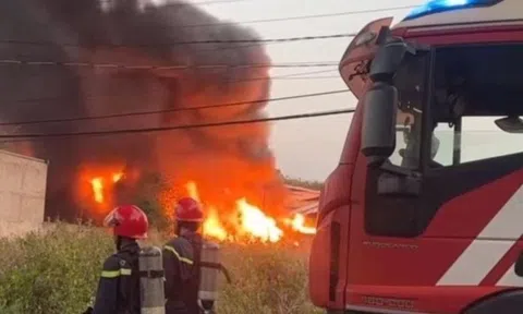 Cháy lớn kèm tiếng nổ tại nhà xưởng công ty ở TP.HCM