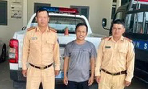 CSGT dẫn đường cho thanh niên chở mẹ bị xuất huyết não đi cấp cứu, người mẹ được cứu