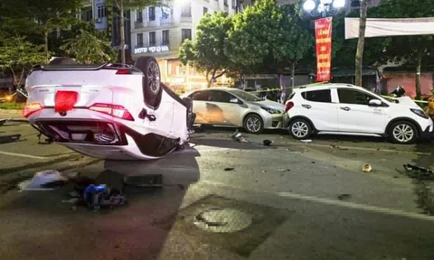 Hiện trường vụ xe Lexus 'điên' tông liên hoàn trên phố Trung Kính