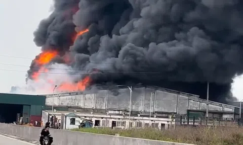 Xưởng tái chế nhựa ở Hưng Yên cháy, khói đen phủ kín góc trời