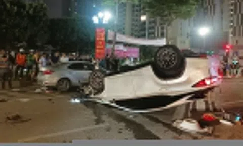 Xe Lexus gây tai nạn liên hoàn rồi lật ngửa trên phố Trung Kính
